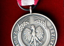 Obraz  Srebrny Medal za długoletnią służbę. Odznaczenie nadane przez Prezydenta Rzeczypospolitej Polskiej.